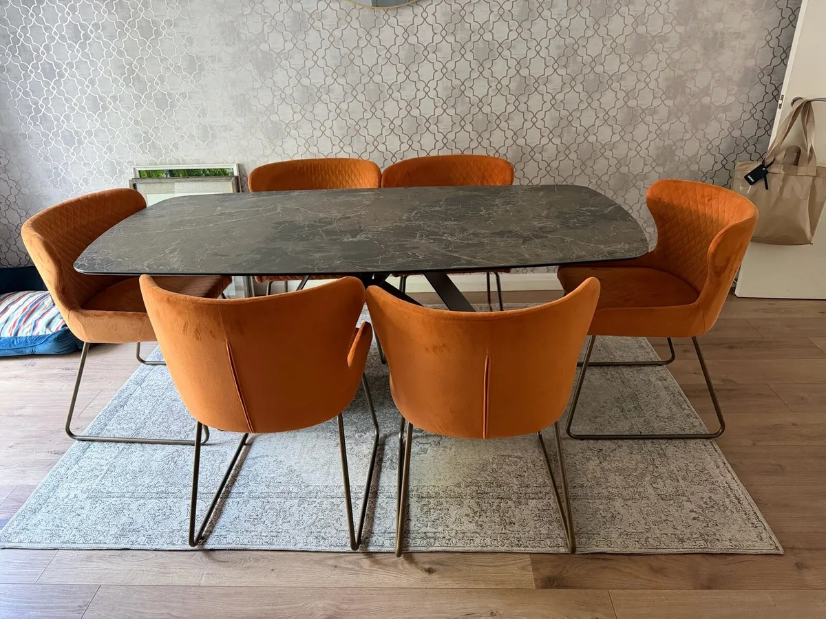 Dining table and chairs - Image 1