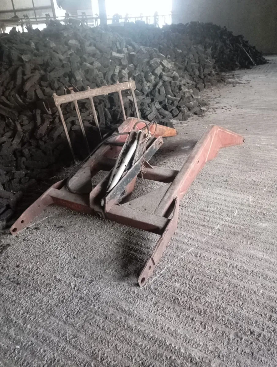 Front loader - Image 1
