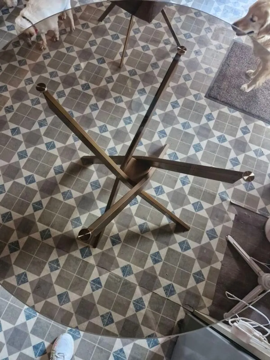 Round glass kitchen table and chairs - Image 1