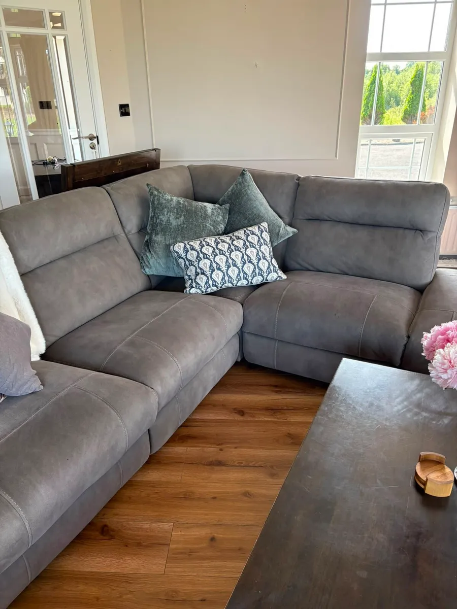 Corner couch & single chair - Image 1