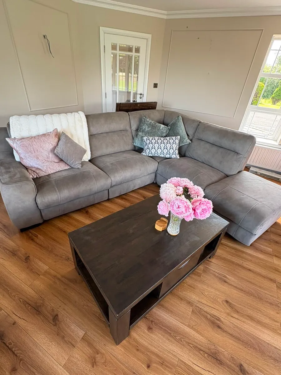 Corner couch & single chair - Image 4