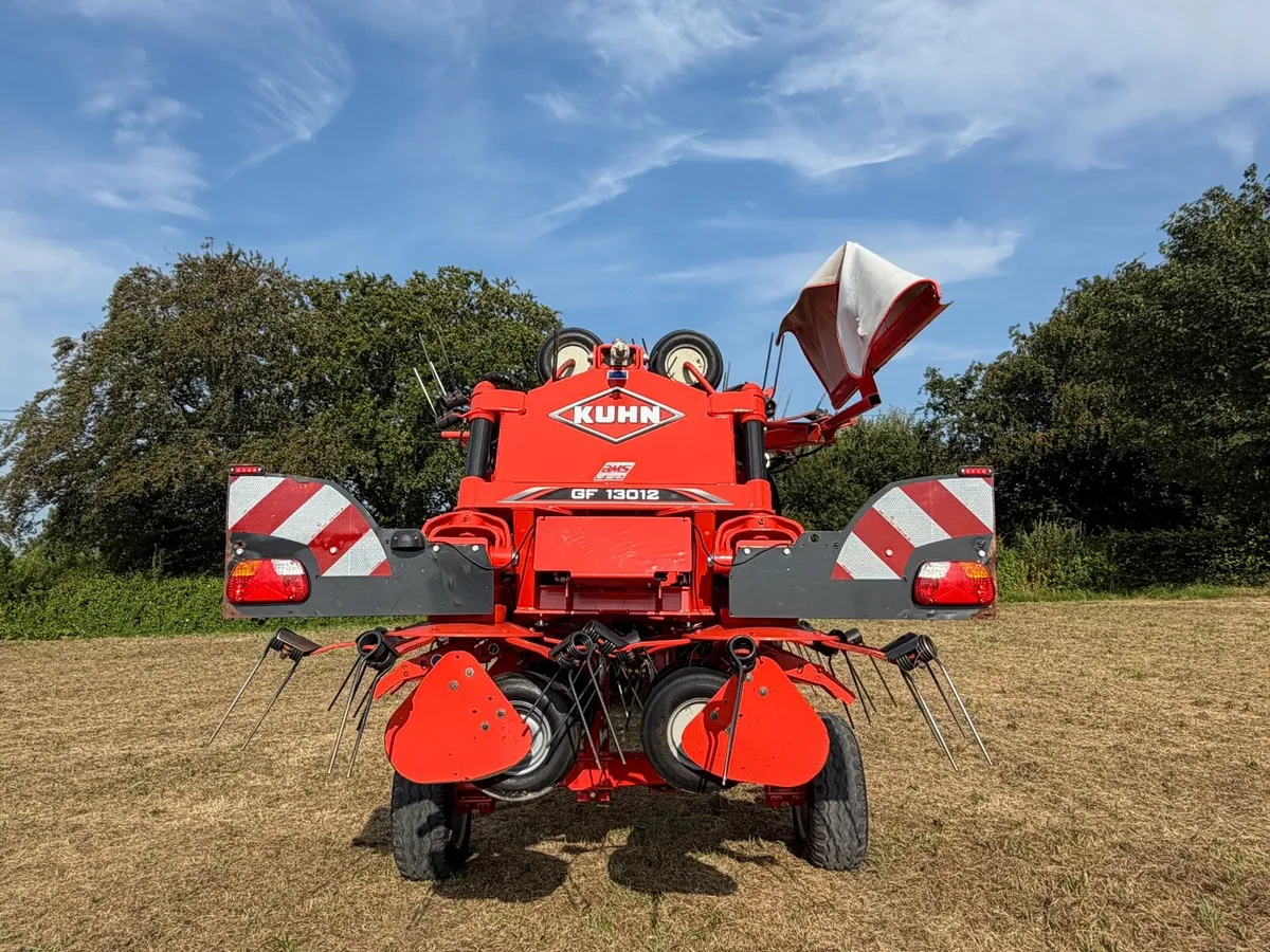 Kuhn 13m Trailed Tedder - Image 3