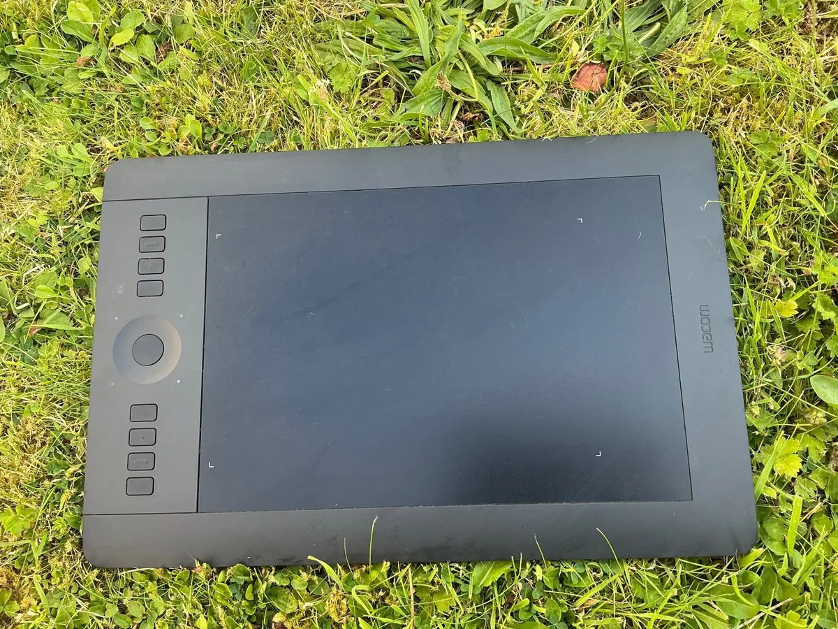 Wacom professional drawing tablet and pen/holder - Image 1