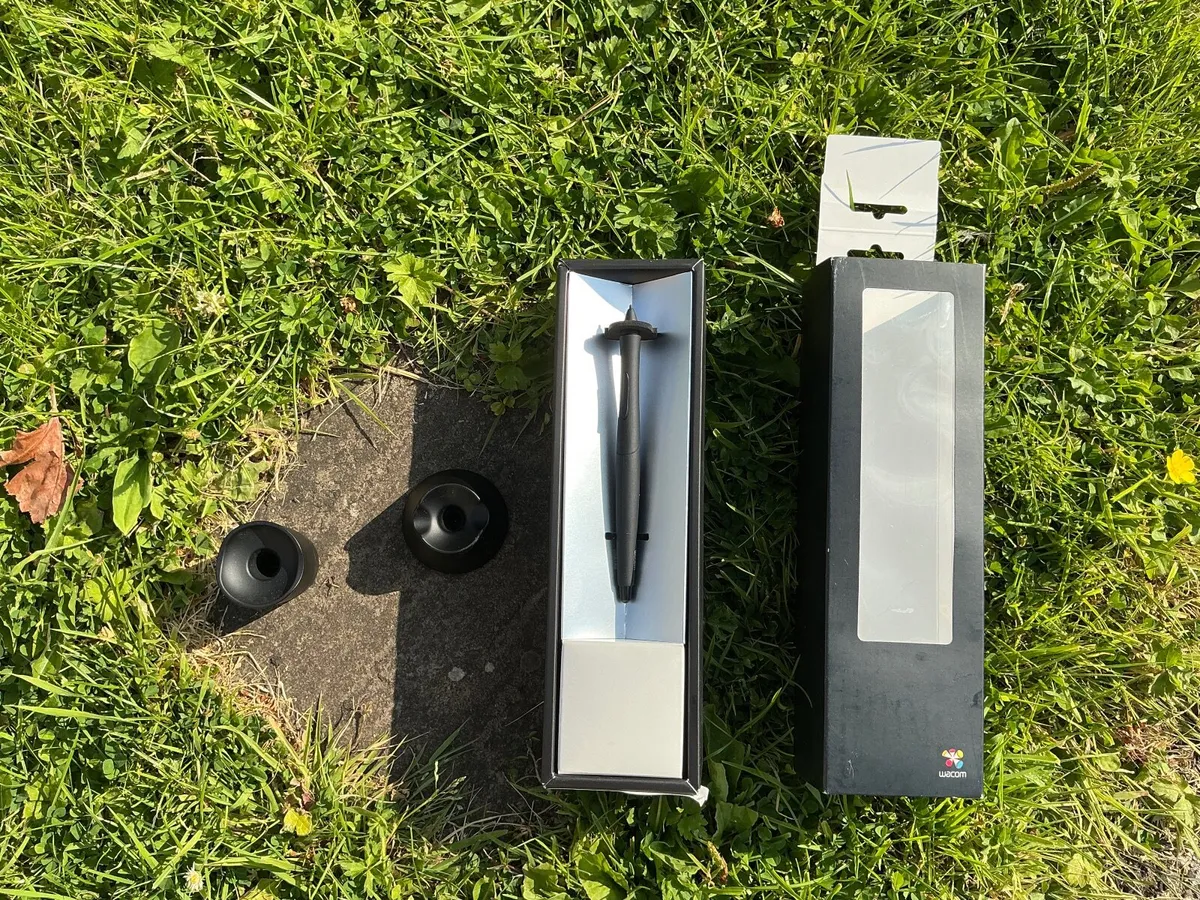 Wacom professional drawing tablet and pen/holder - Image 3
