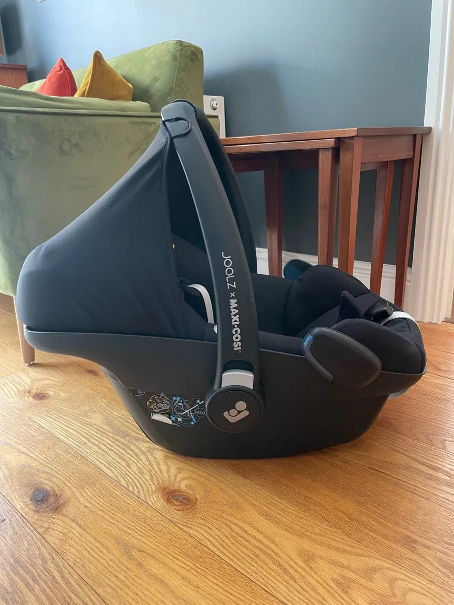 Joolz x Maxi Cosi car seat with ISOFix base - Image 1