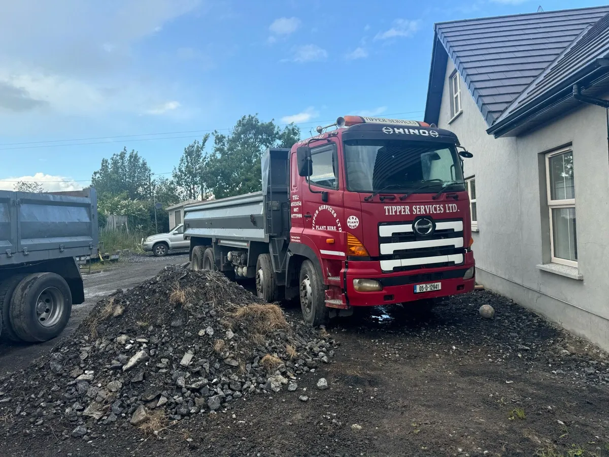 Tipper trucks and crane trucks - Image 3