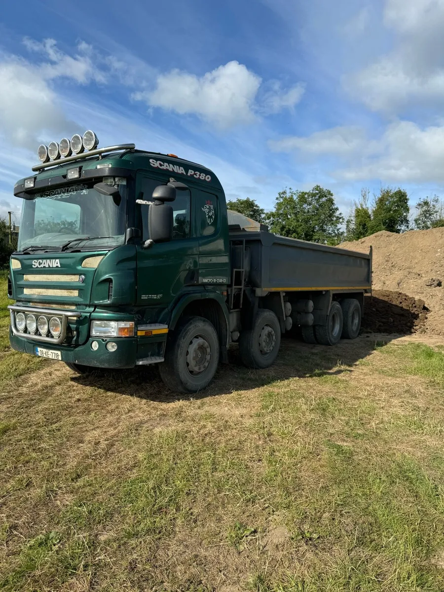 Tipper trucks and crane trucks - Image 1