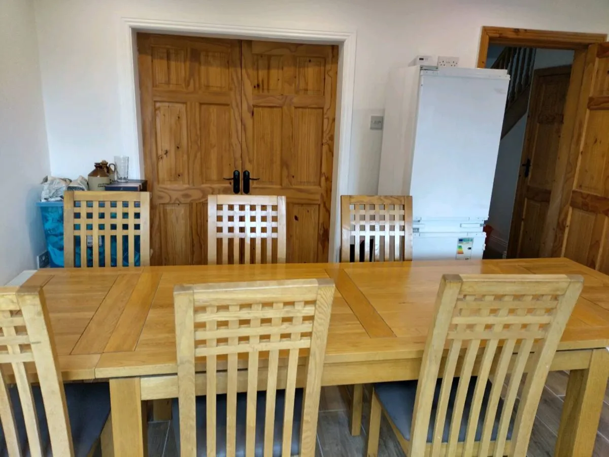 Table and chairs - Image 4
