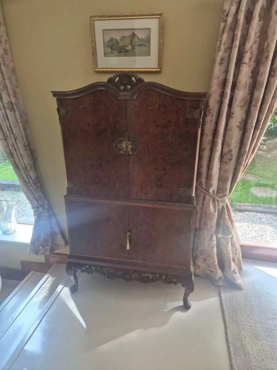 Antique drinks cabinet and contents - Image 1