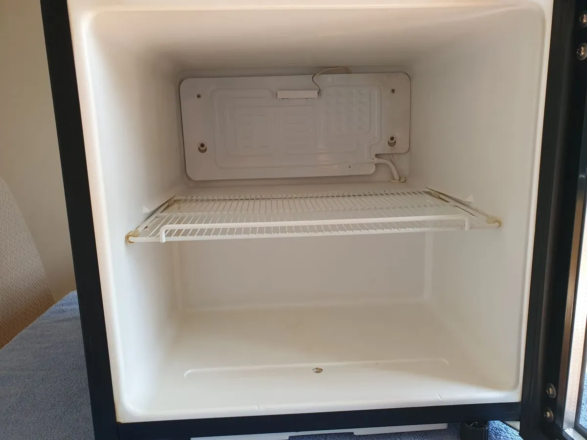 Mini Drinks Fridge - Image 4