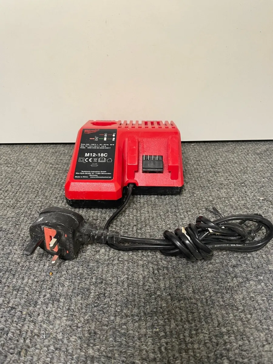 Milwaukee 18V 12V Dual Charger M12-18C - Image 1