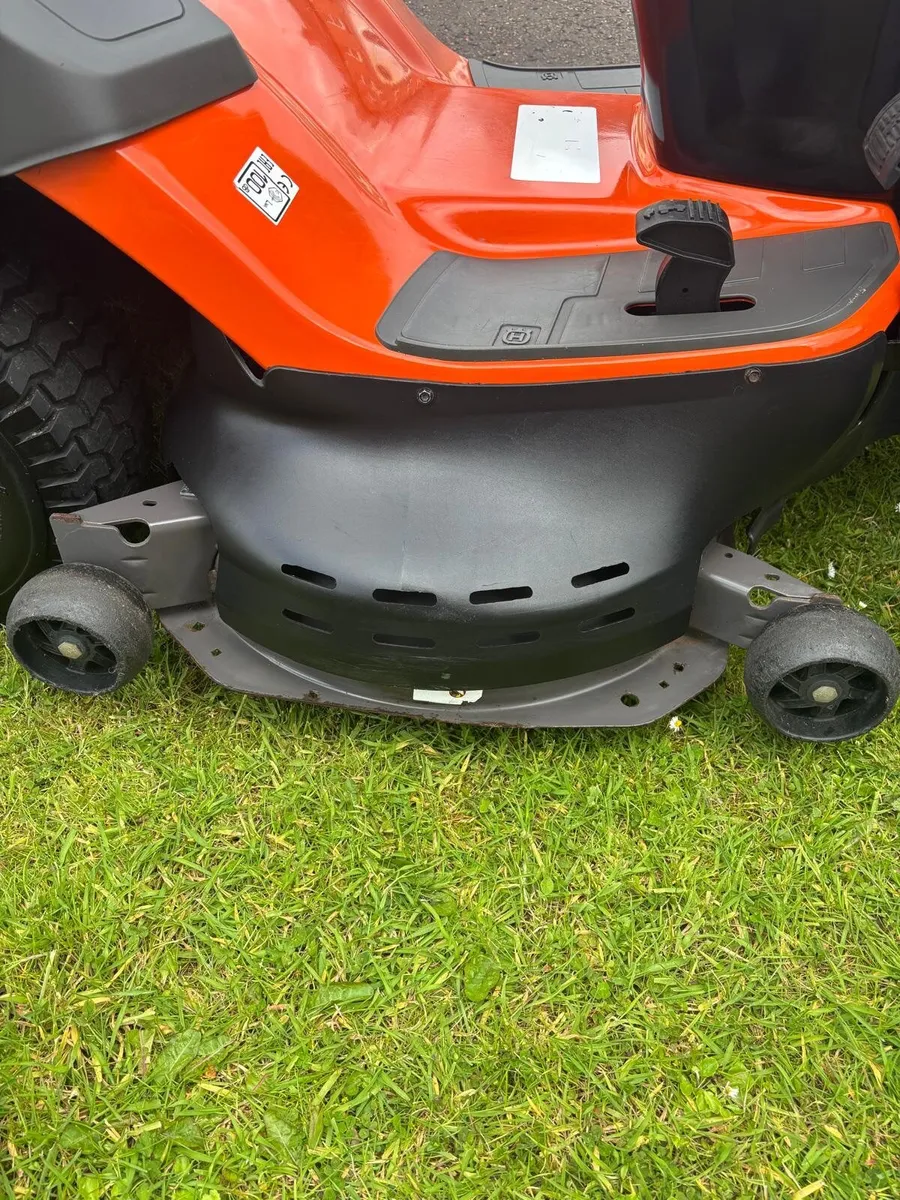 Husqvarna 22hp 42inch cut ride on mower - Image 2