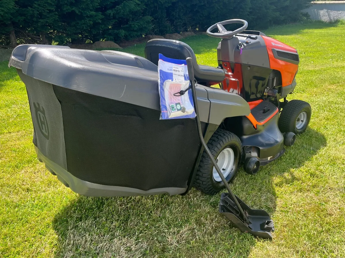 Husqvarna 22hp 42inch cut ride on mower - Image 3