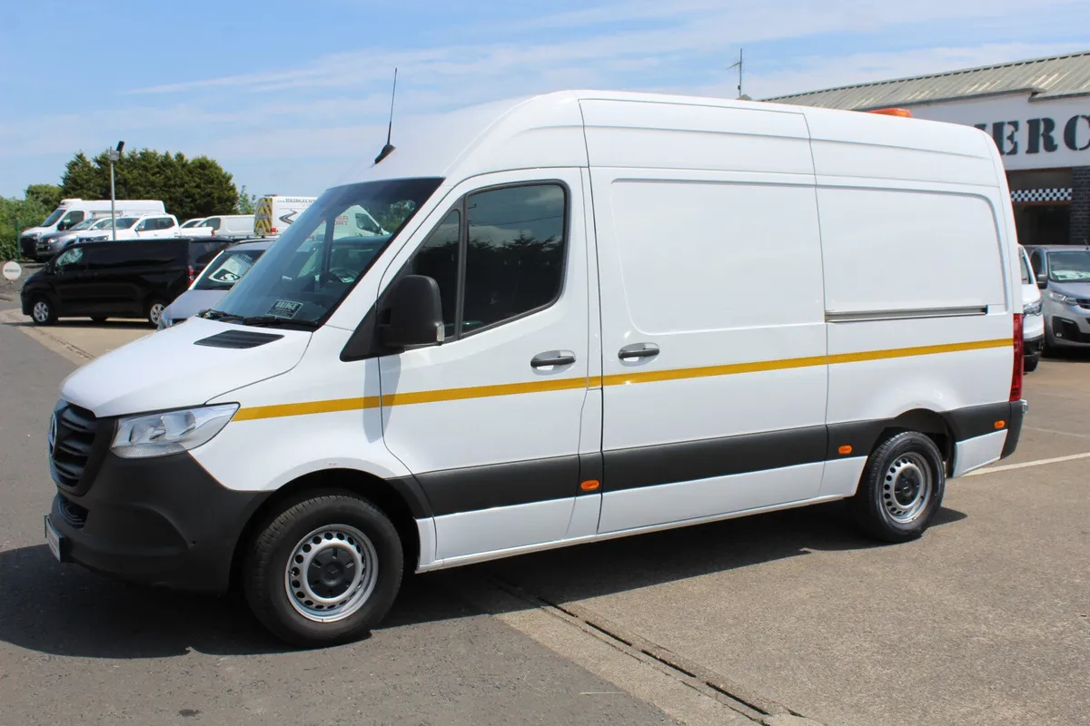 2023 Mercedes-Benz Sprinter 315 L2H2 - Image 3