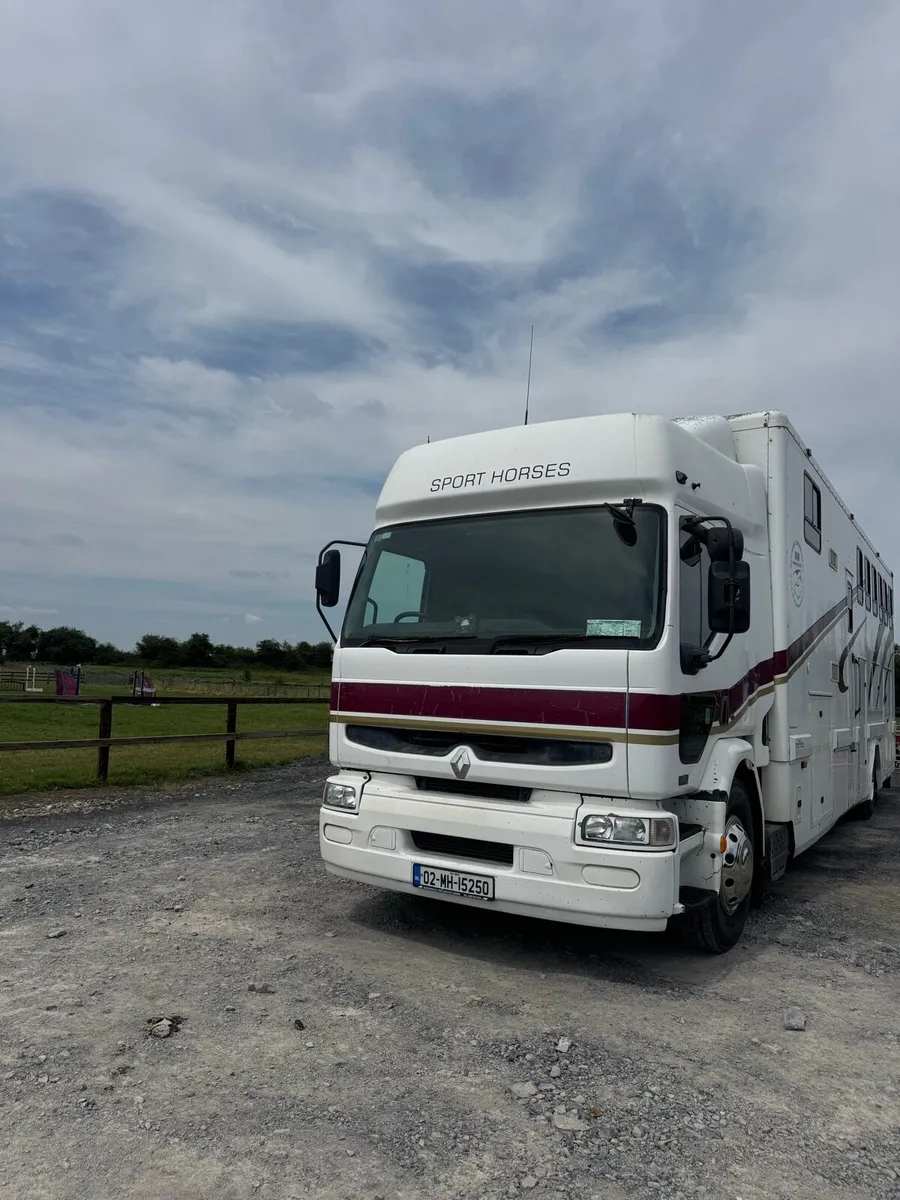 2002 Renault 6 Stall Horse Truck - Image 1