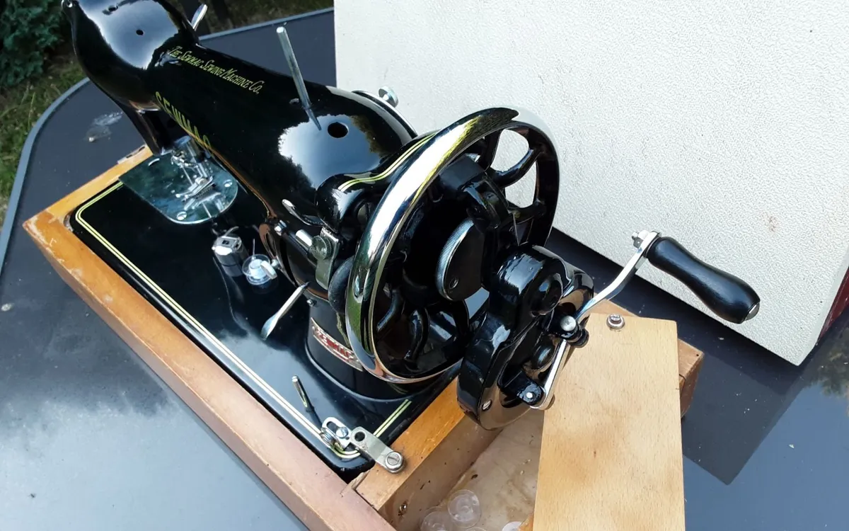 SEWING MACHINE - Image 3