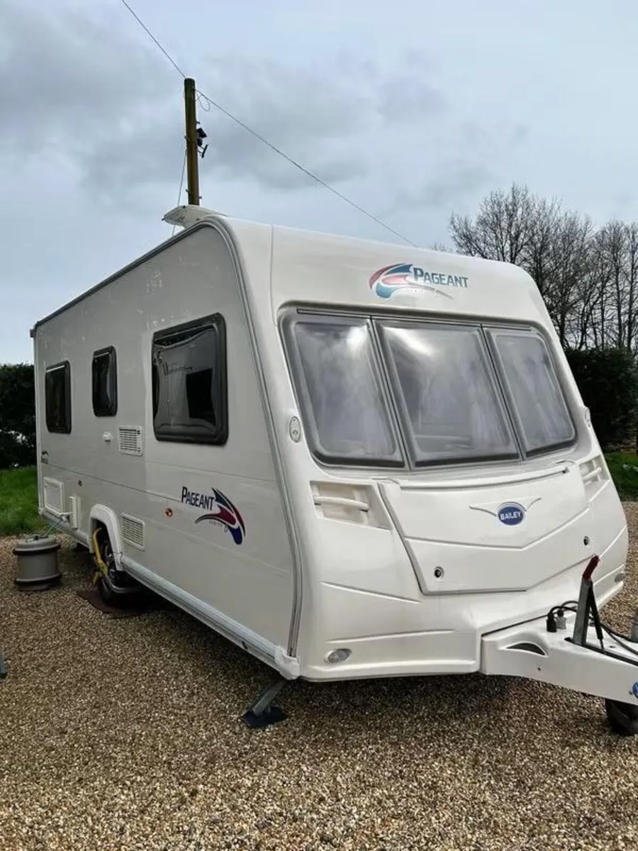 Bailey 4/5 berth fixed bed and Full Awning - Image 1