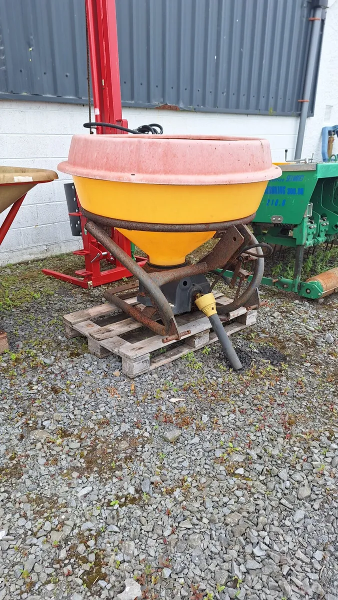 Cosmo Hydraulic PTO Fertiliser Spreader - Image 2
