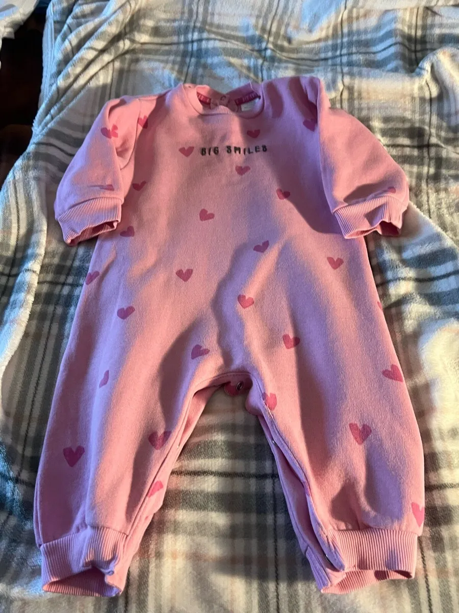 Girls romper suit 9/12 mths €3 - Image 3