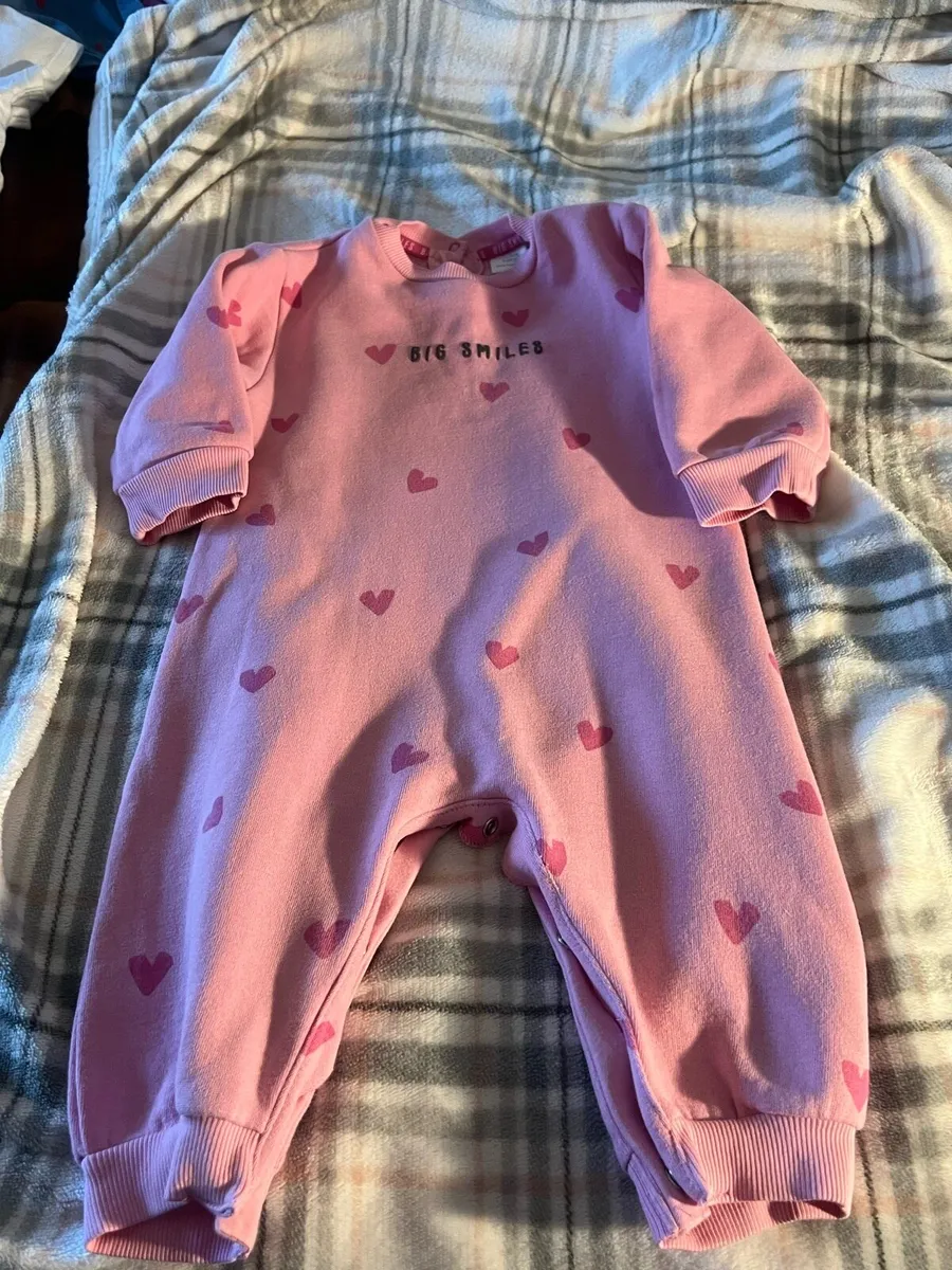 Girls romper suit 9/12 mths €3 - Image 1