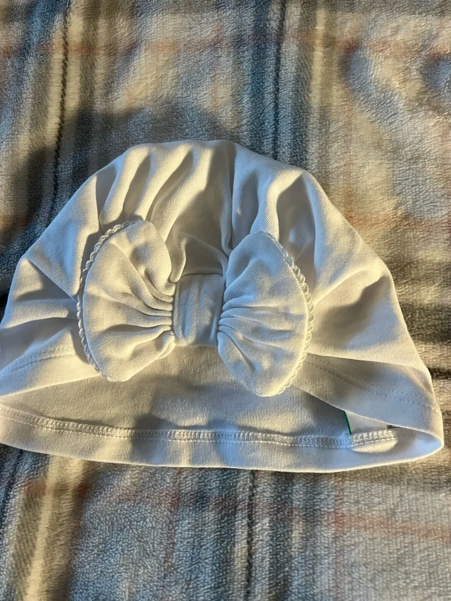 Girls new hat €1 - Image 1