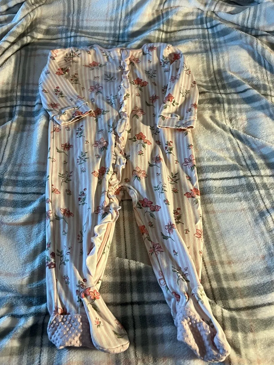 Girls new baby grow 9/12 mths €2 - Image 1
