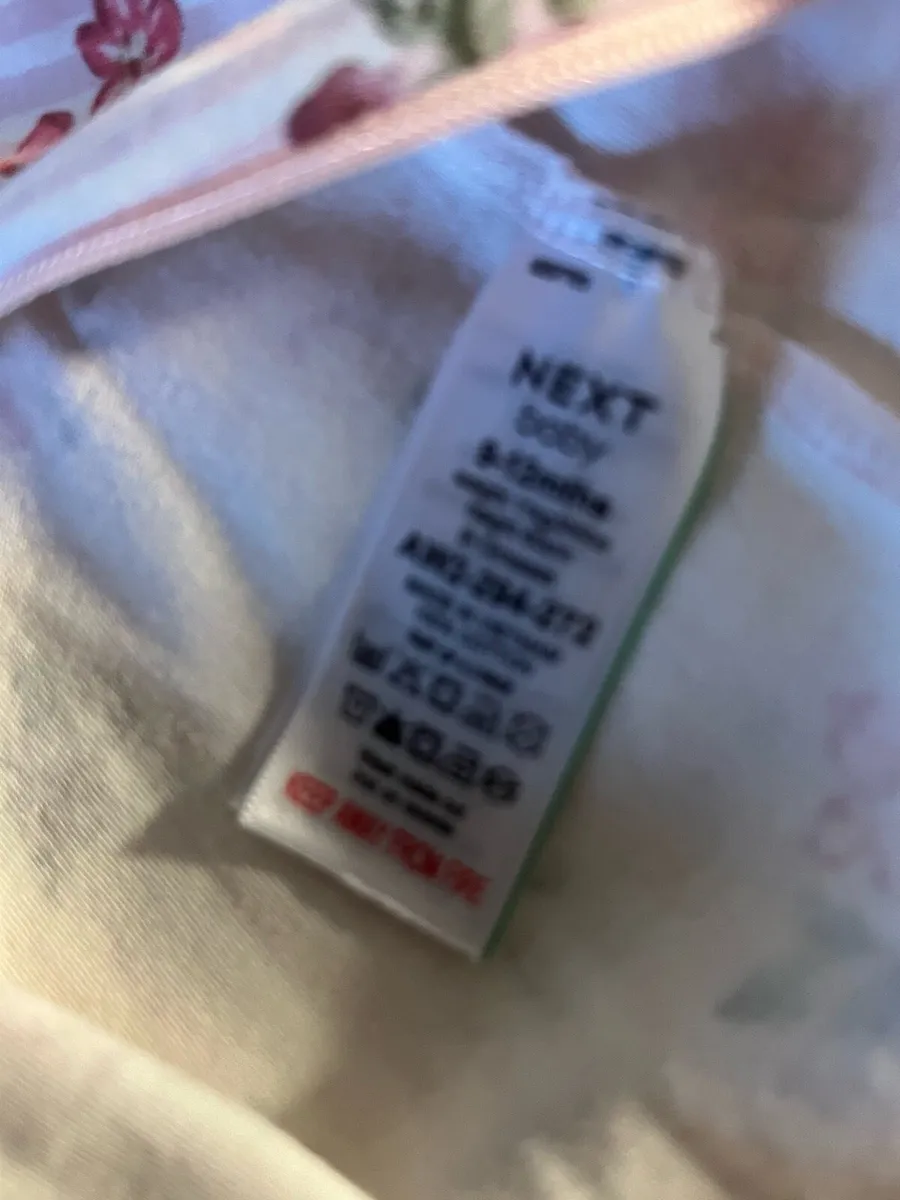 Girls new baby grow 9/12 mths €2 - Image 2