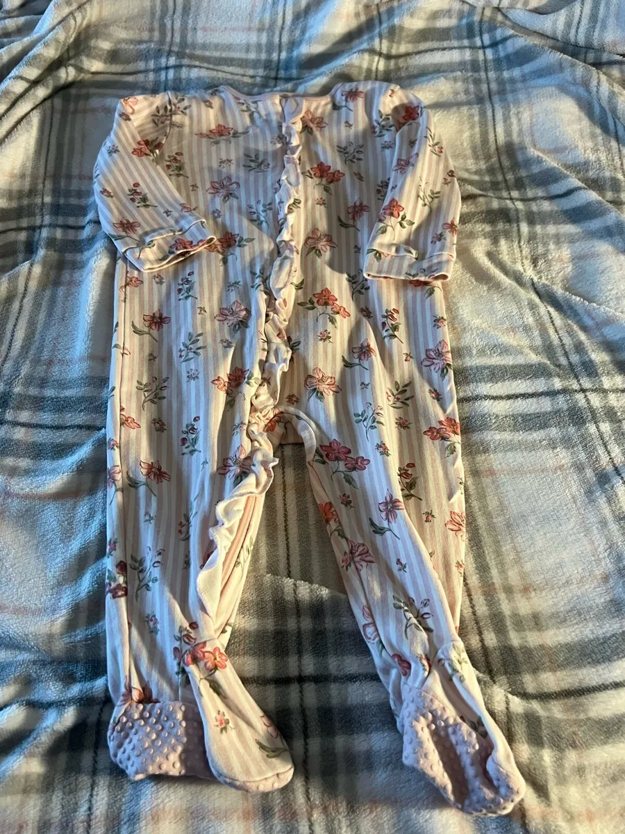 Girls new baby grow 9/12 mths €2 - Image 3