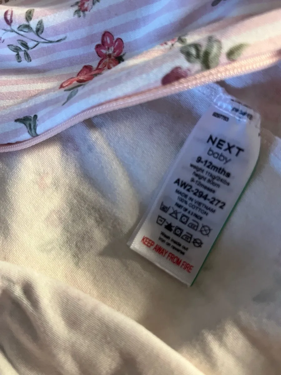 Girls new baby grow 9/12 mths €2 - Image 4