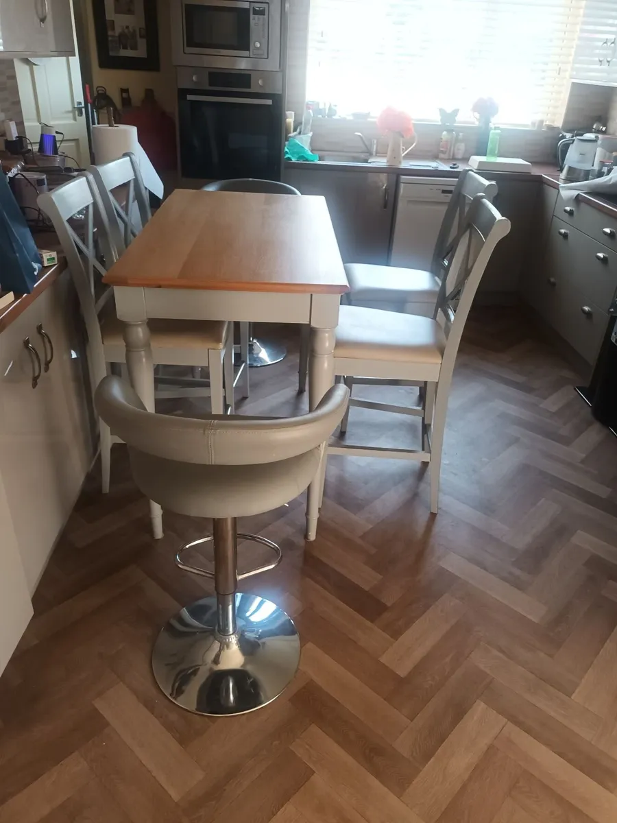 Table and chairs - Image 3