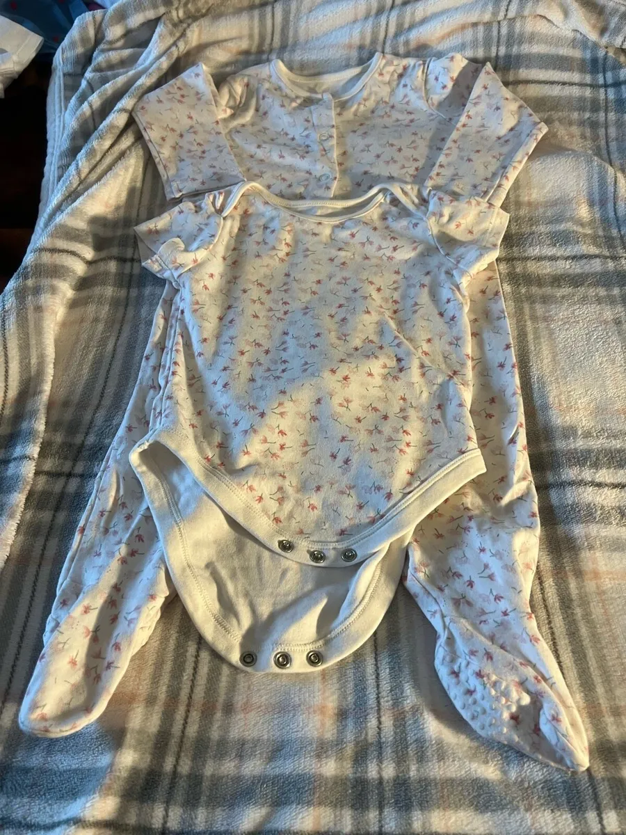 Girls vest and all in one suit 9/12 mths €3 - Image 1
