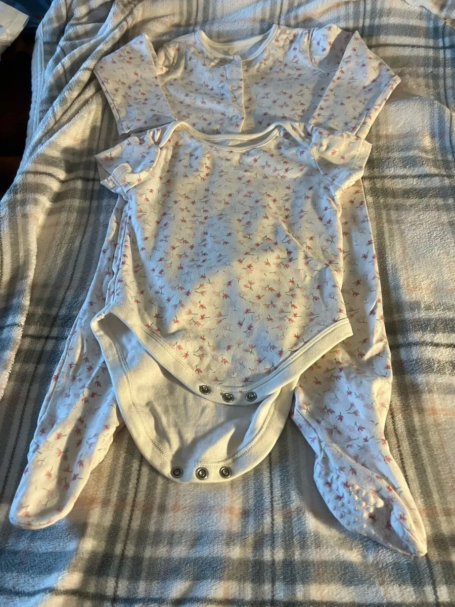 Girls vest and all in one suit 9/12 mths €3 - Image 3