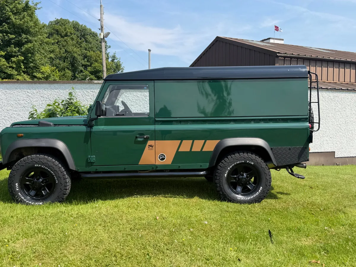 Land Rover Defender 2006 only 163 km like new - Image 1