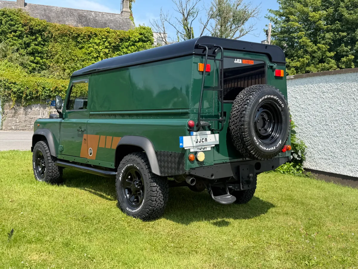 Land Rover Defender 2006 only 163 km like new - Image 2