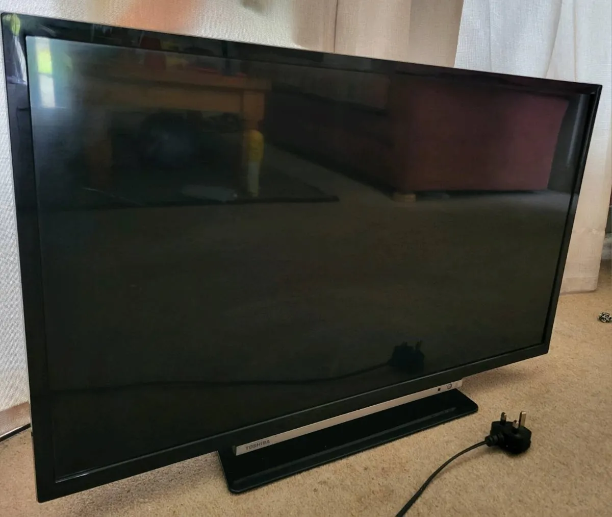 Toshiba 32" Full HD TV – Remote & Stand Included - Image 2