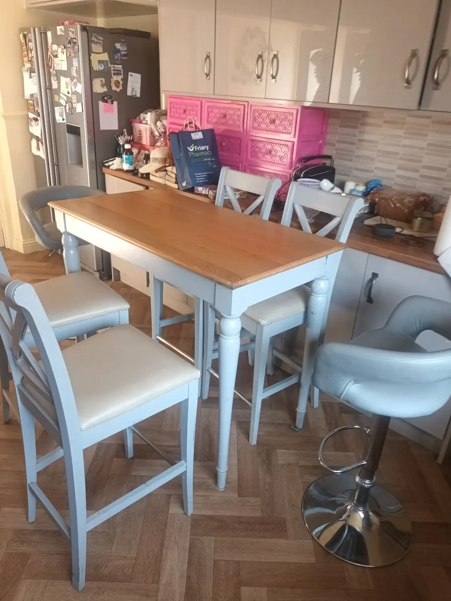 Table and chairs - Image 4