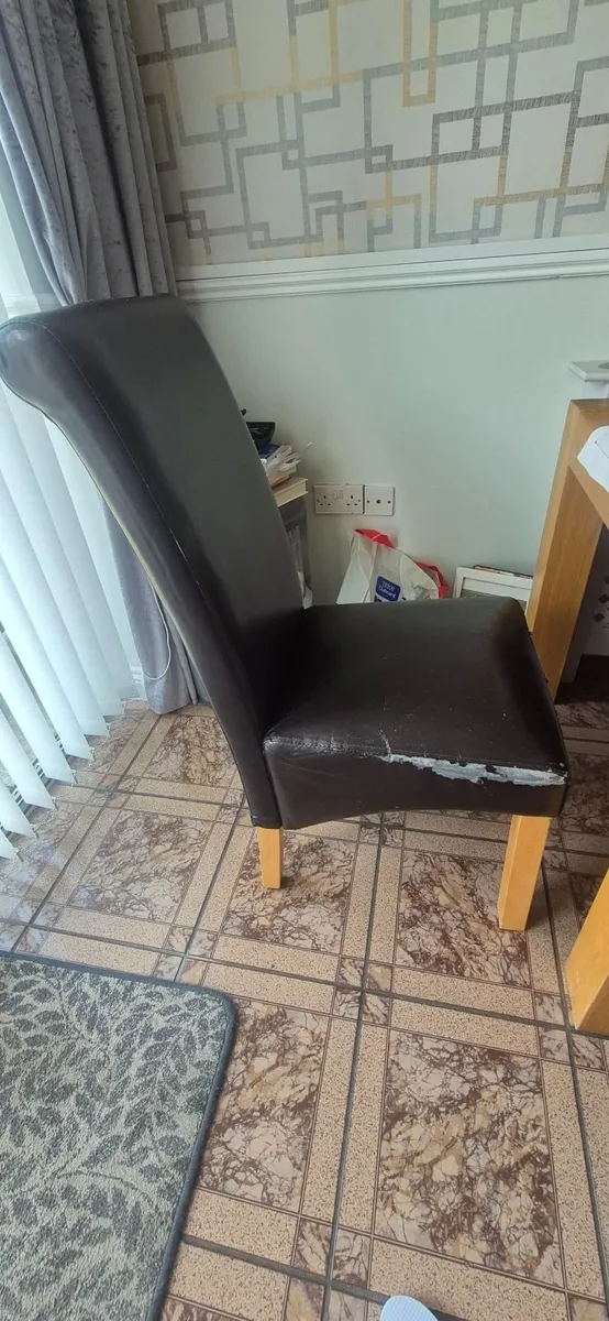 Solid Dining Table and 6 chairs - Image 3