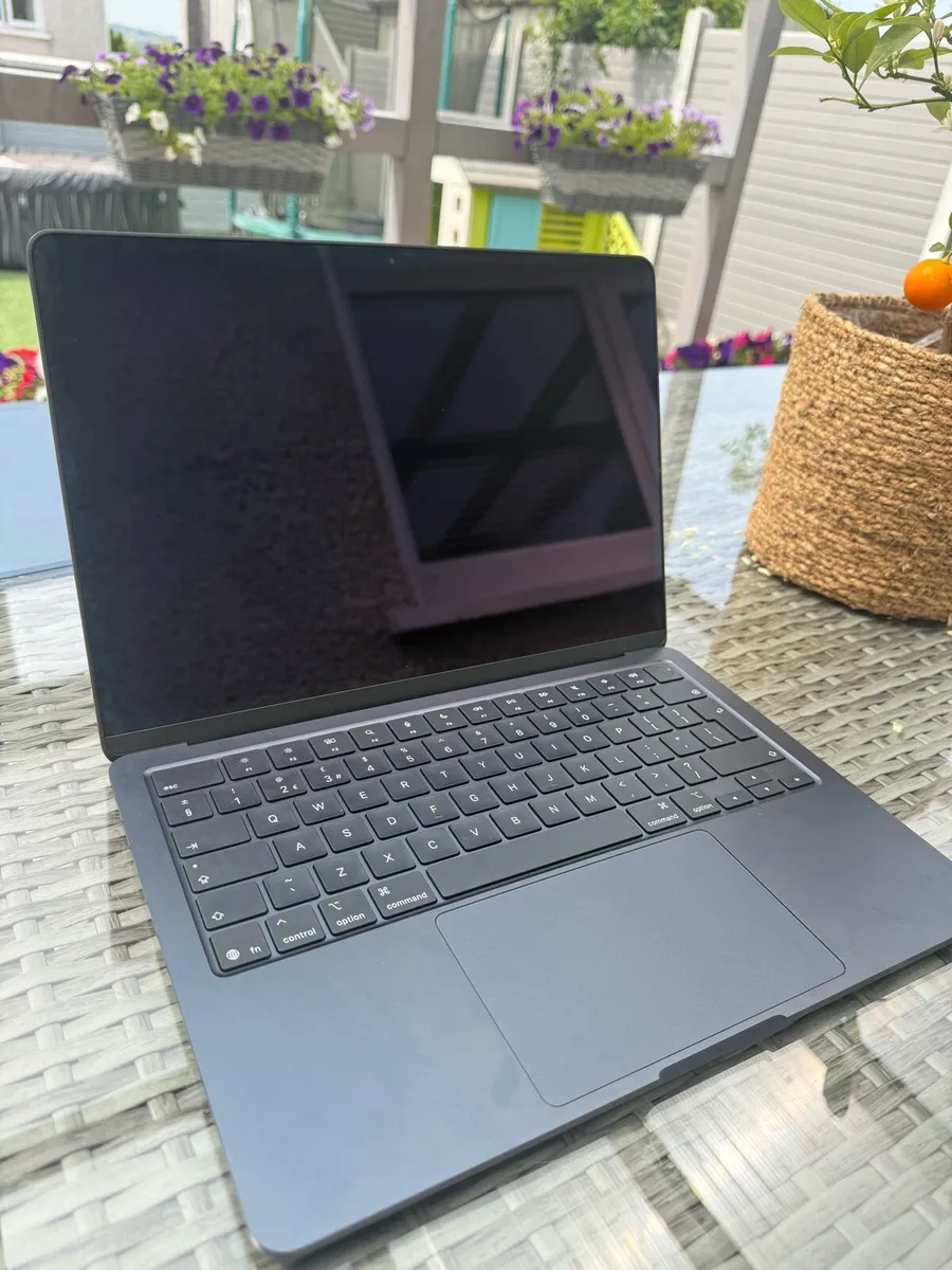 Apple MacBook Air m4 2025 Midnight 13” - Like New - Image 2