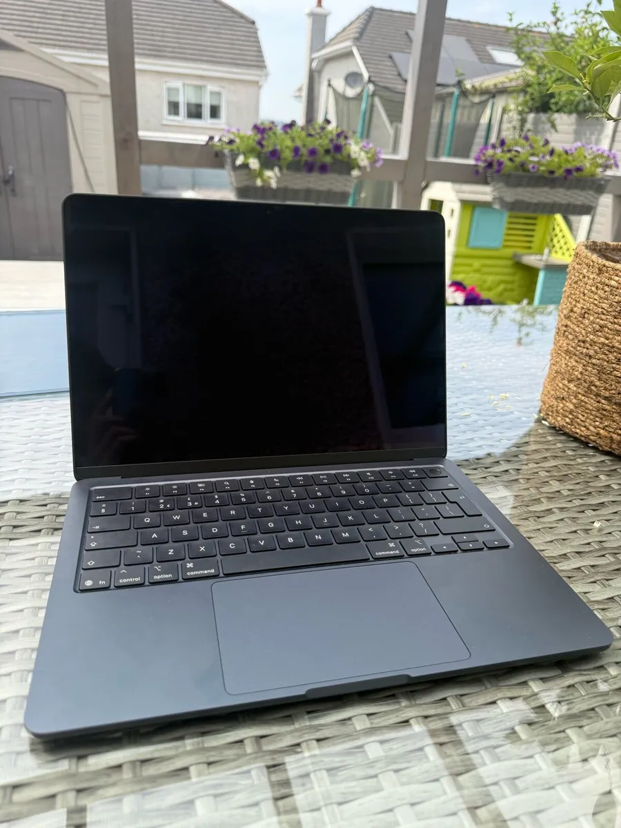 Apple MacBook Air m4 2025 Midnight 13” - Like New - Image 3