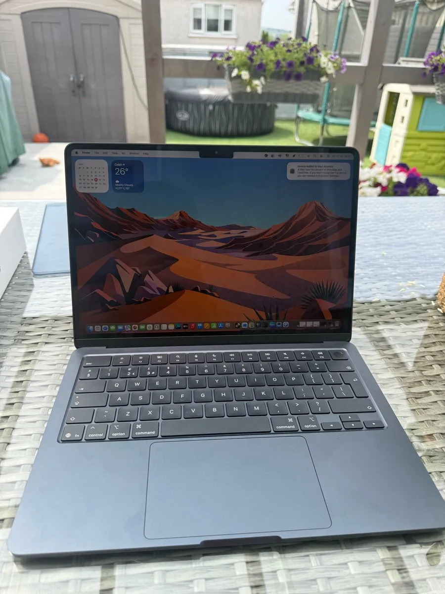 Apple MacBook Air m4 2025 Midnight 13” - Like New - Image 4