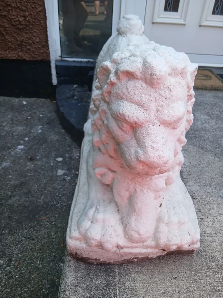 Lion statue - Image 1