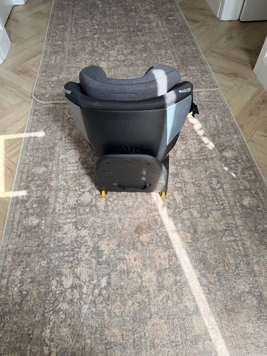 Maxi Cosi Mica car seat x 2 - Image 3