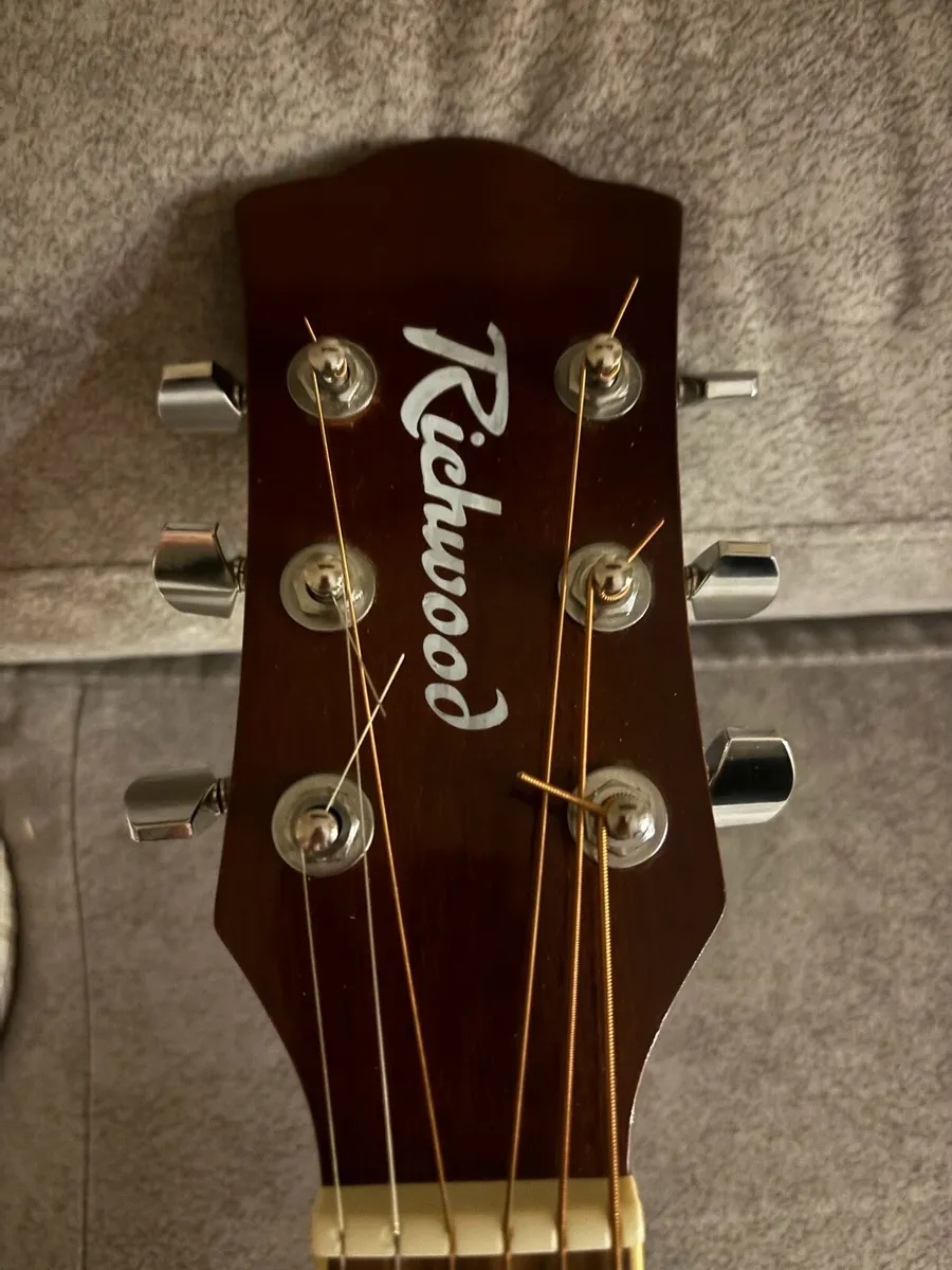 Left handed acoustic guitar with gig hardback case - Image 3