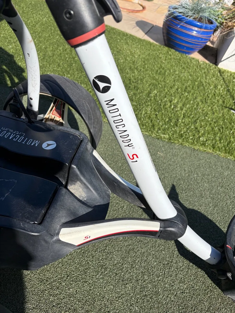 Motocaddy Electric Golf trolley - Image 3