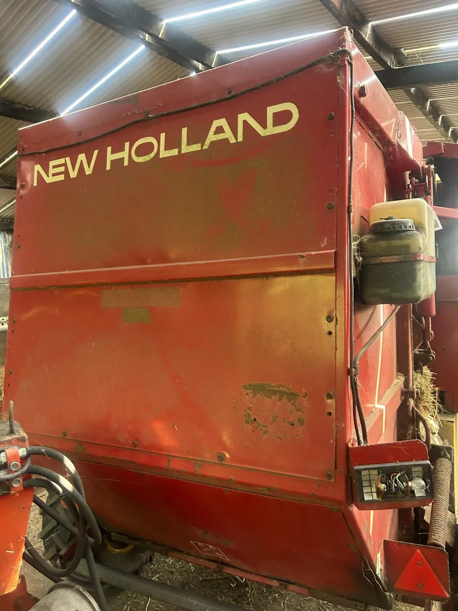 New Holland 835 baler - Image 2
