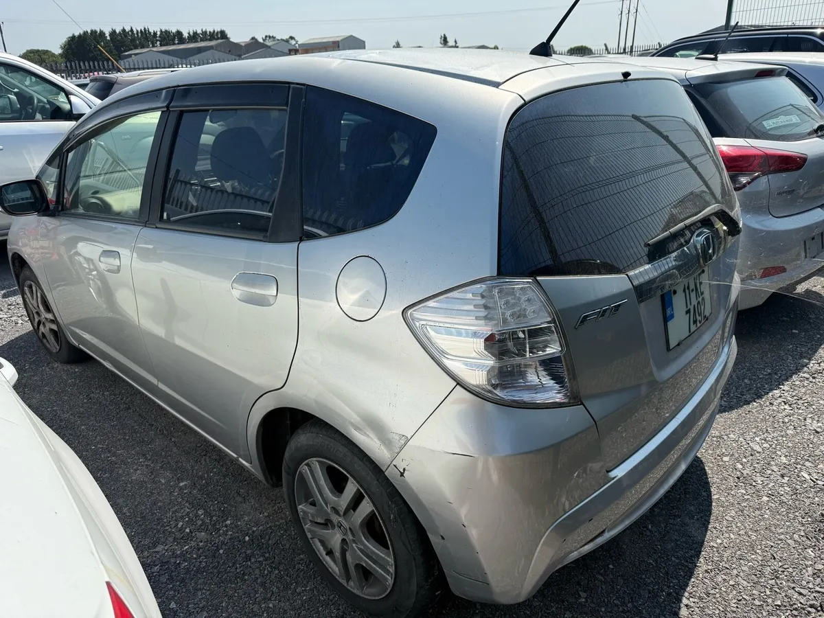2011 Honda Fit 1.3p auto hybrid DAMAGE REPAIRABLE - Image 3