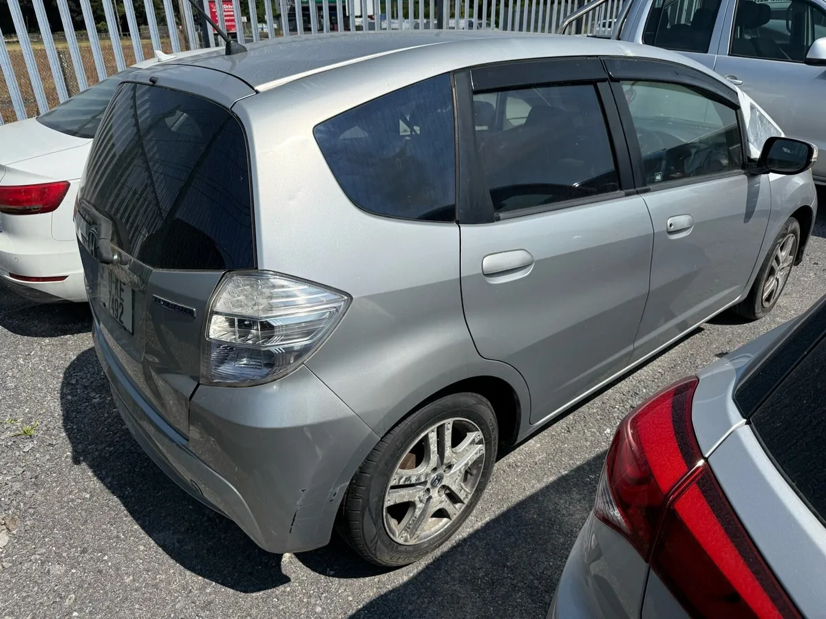 2011 Honda Fit 1.3p auto hybrid DAMAGE REPAIRABLE - Image 4