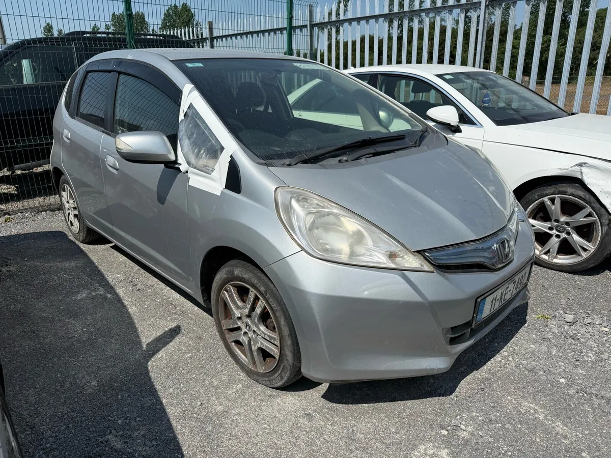2011 Honda Fit 1.3p auto hybrid DAMAGE REPAIRABLE - Image 1