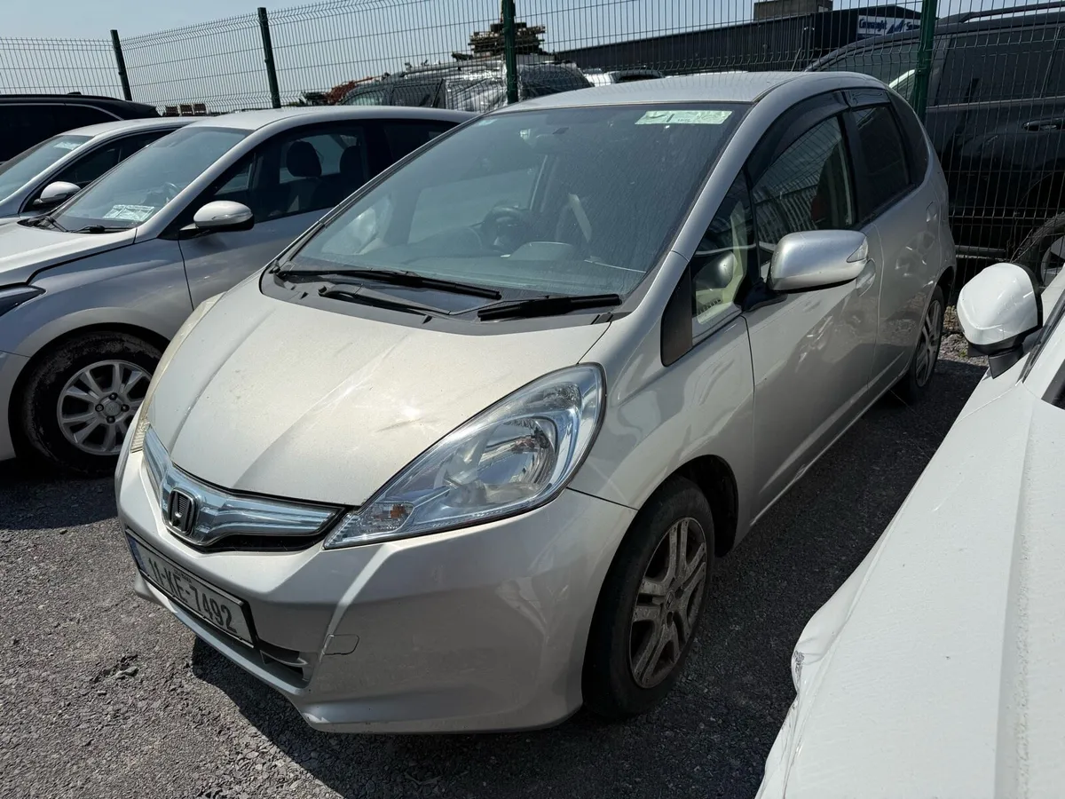 2011 Honda Fit 1.3p auto hybrid DAMAGE REPAIRABLE - Image 2