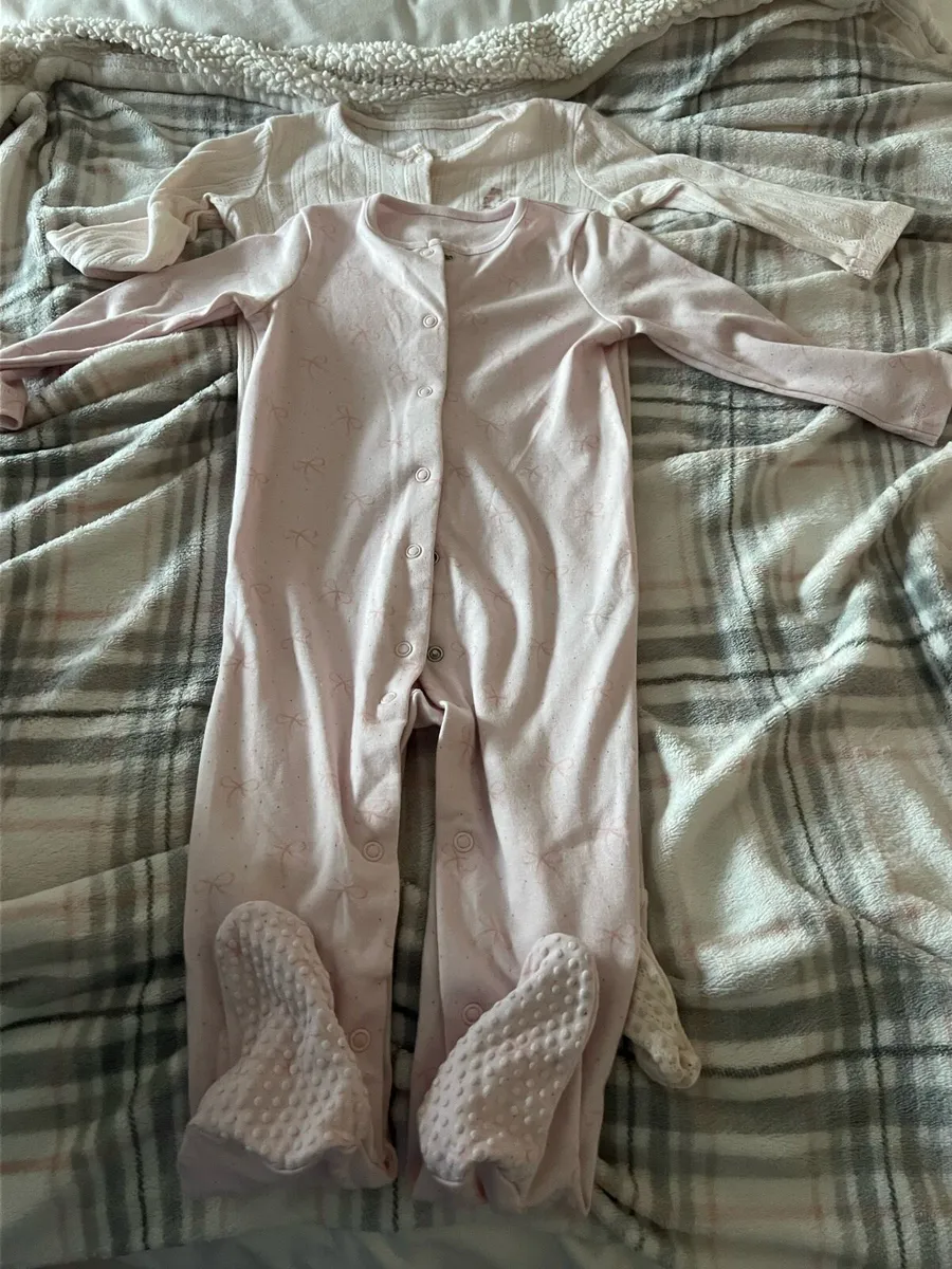 Girls new sleeping suits 9/12 mths €3 - Image 1